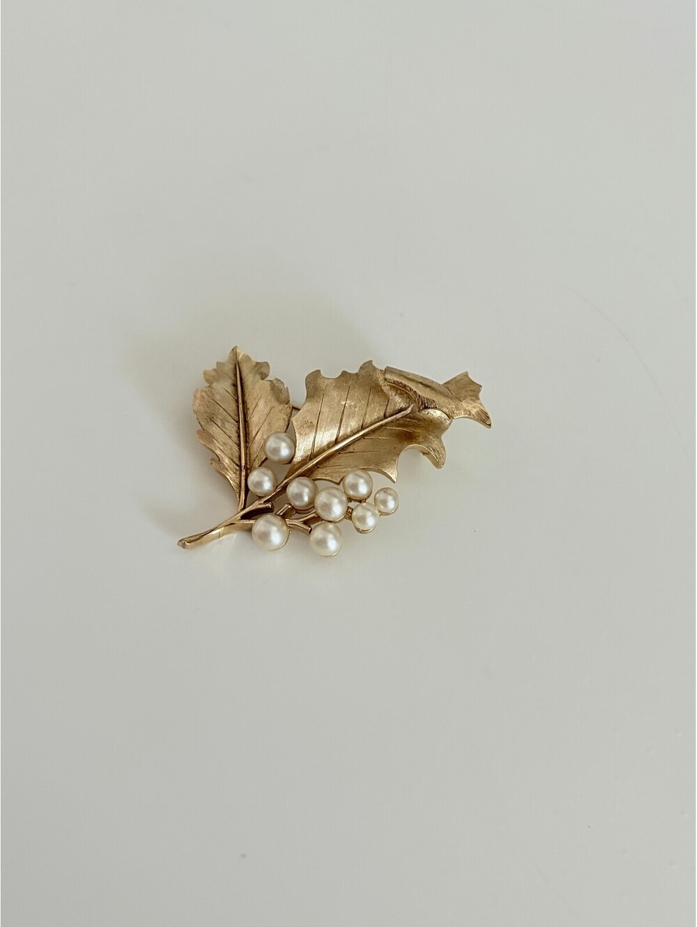 VINTAGE CROWN TRIFARI FAUX PEARL LEAF GOLD TONE PIN BROOCH